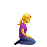 Apple 🧎‍♀️‍➡️ Woman Kneeling Facing Right